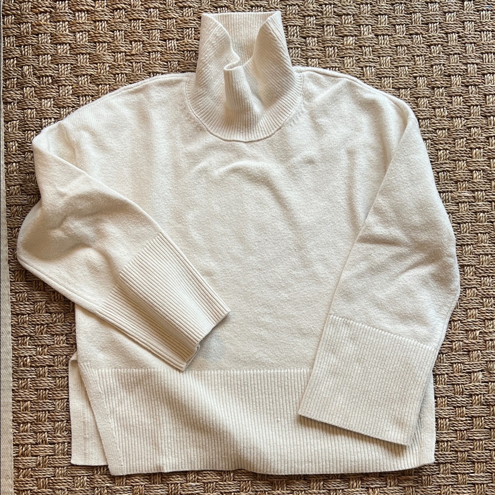 Banana Republic Cream Turtleneck Sweater size S GUC